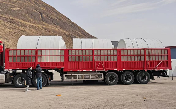 正宁塑料桶装车完毕准备运输中