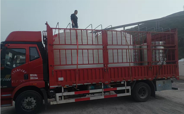 正宁立式运输桶安排发货现场